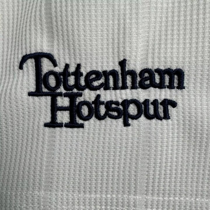 Embroidered 'Tottenham Hotspur' text on a textured Tottenham 97-99 long sleeve home shirt