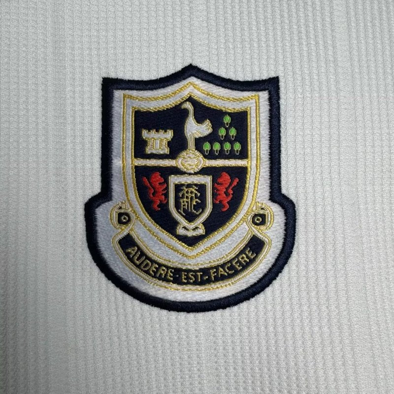 Embroidered crest on a textured Tottenham 97-99 long sleeve home shirt